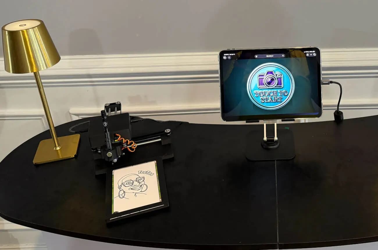Plotterpix-Plotter-photo-booth